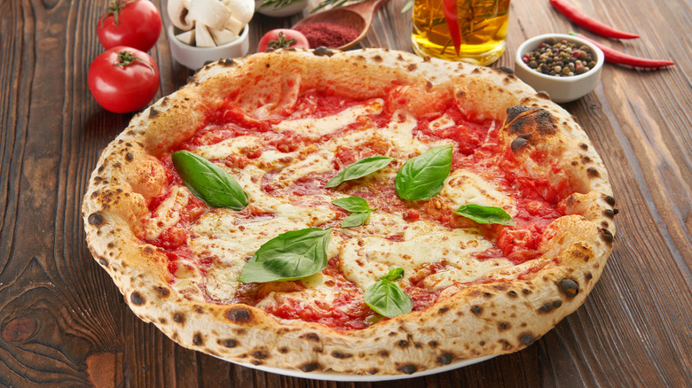 Margherita pizza with ingredients