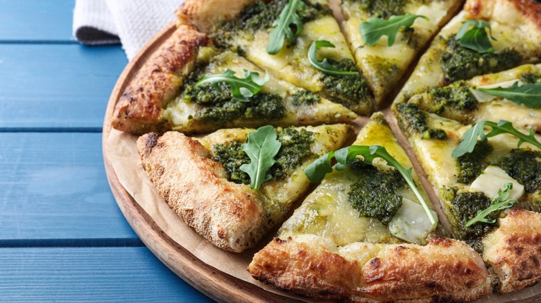 Cheese pizza with basil pesto 