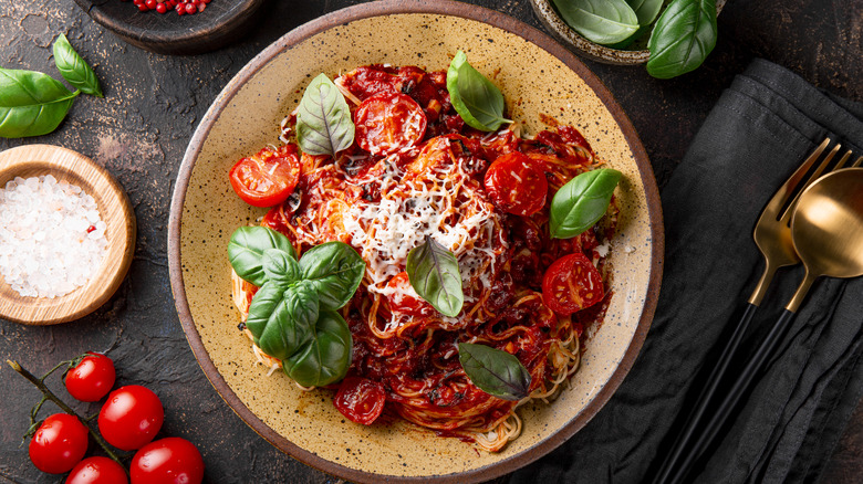 Pasta pomodoro with ingredients