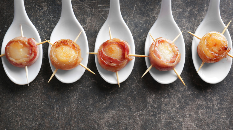 bacon wrapped scallop on spoons