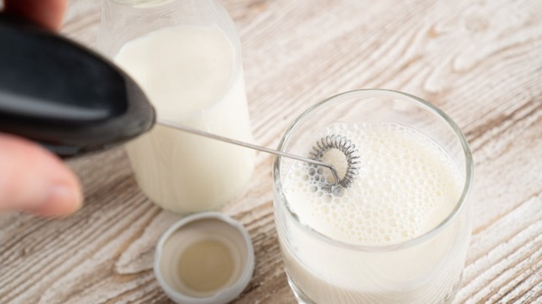 Frothing milk with a milk frother