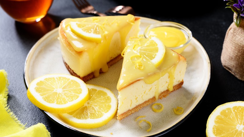 lemon slices on cheesecake