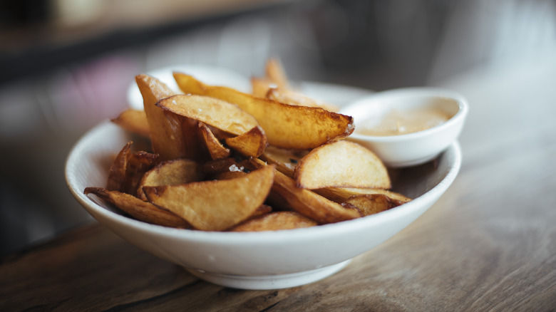 potato wedges with dipping sauce