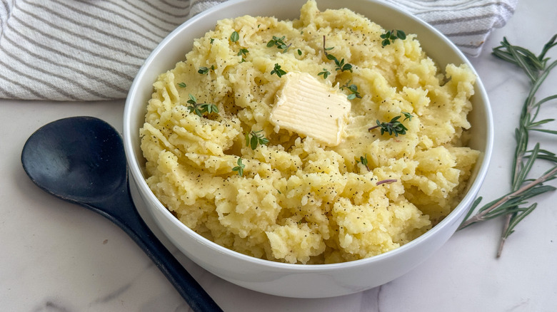 bowl of mashed potatoes