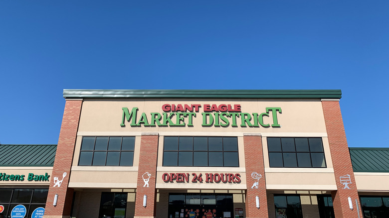 Front of Giant Eagle Market District