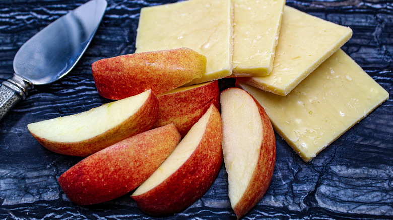 apples slices and slices of cheddar cheese