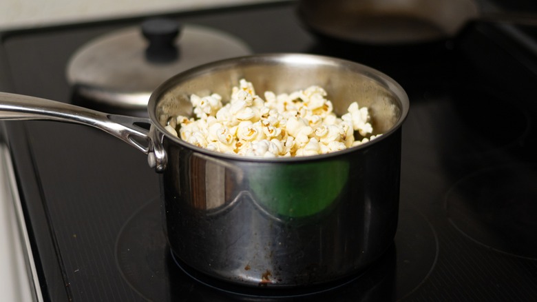 Sturdy pot with popcorn