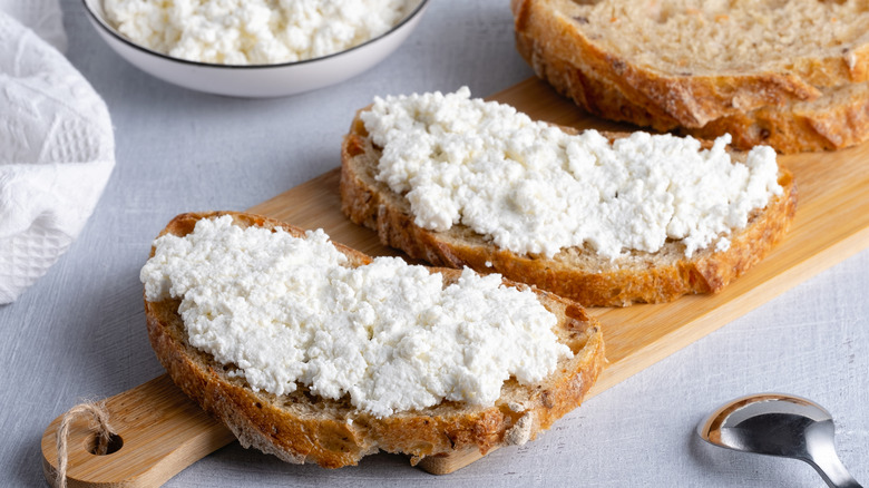 Bread with cottage cheese spread