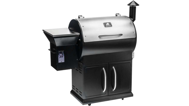 A product image of the Grilla Silverbac grill and smoker on white background