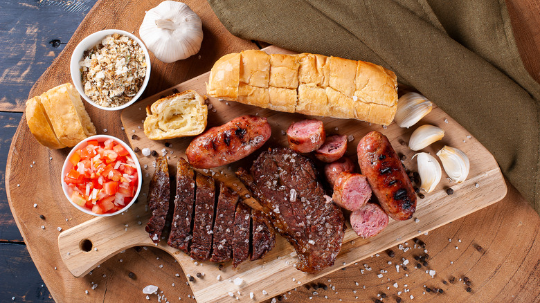 Grilled meat platter with garlic bread 