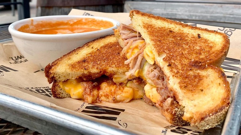 pulled pork mac grilled cheese 