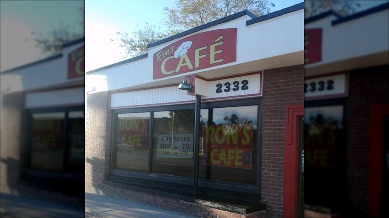 Exterior shot of Ron's Cafe in South Dakota