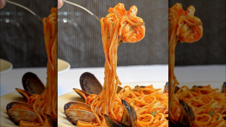 linguine with red sauce shrimp and clams