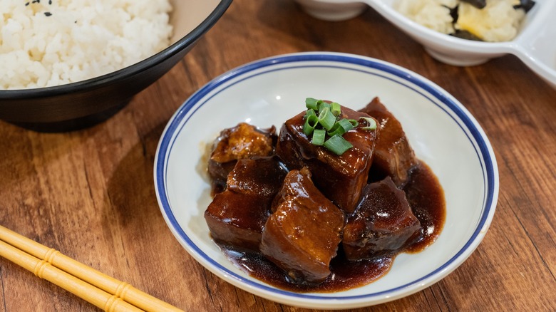 Braised pork belly with green onions