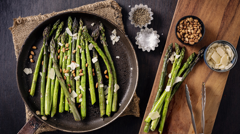 Pan-fried asparagus on skillet