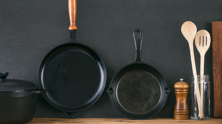 https://www.tastingtable.com/img/gallery/the-best-oils-to-use-with-your-cast-iron-pan/intro-1664906889.jpg