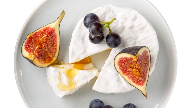 brie cheese with figs, grapes, honey