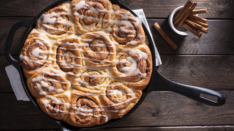 Cinnamon rolls in a skillet