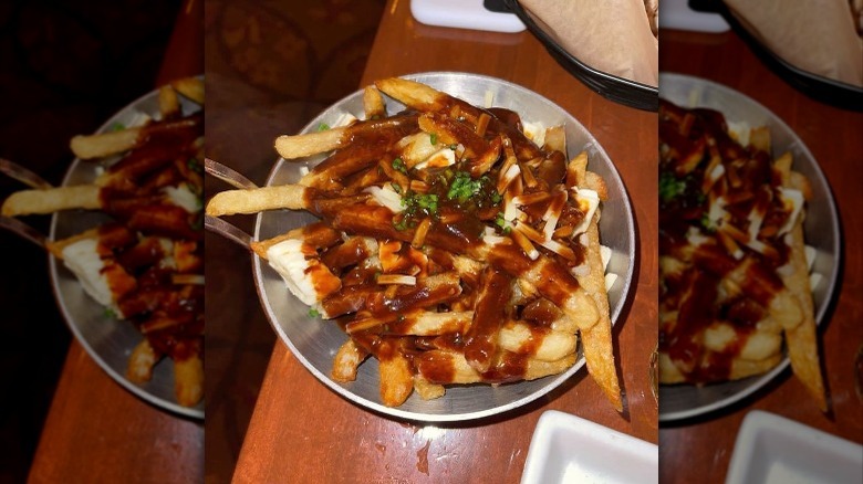 Plate of poutine