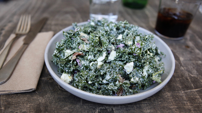 kale salad with creamy dressing