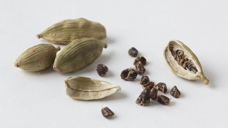 cardamom pods seeds 