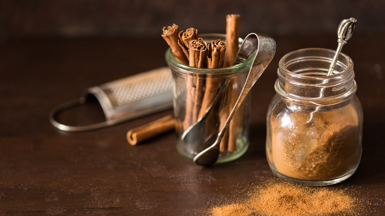 Cinnamon sticks with ground cinnamon