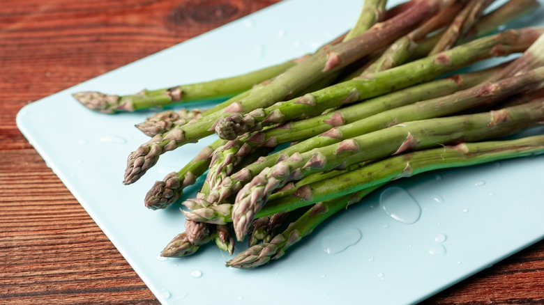 plate with raw asparagus