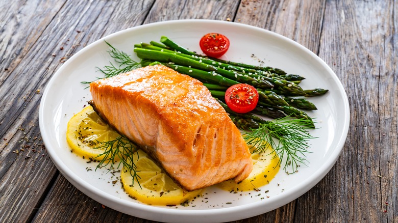 Salmon with asparagus and tomatoes