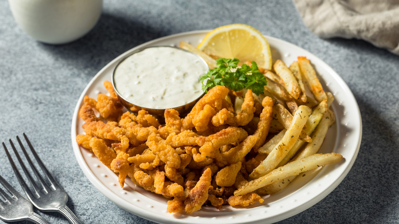 Fried clams with fries and tartar sauce