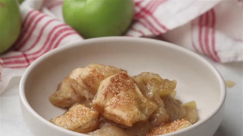 apple pandowdy chunks in bowl