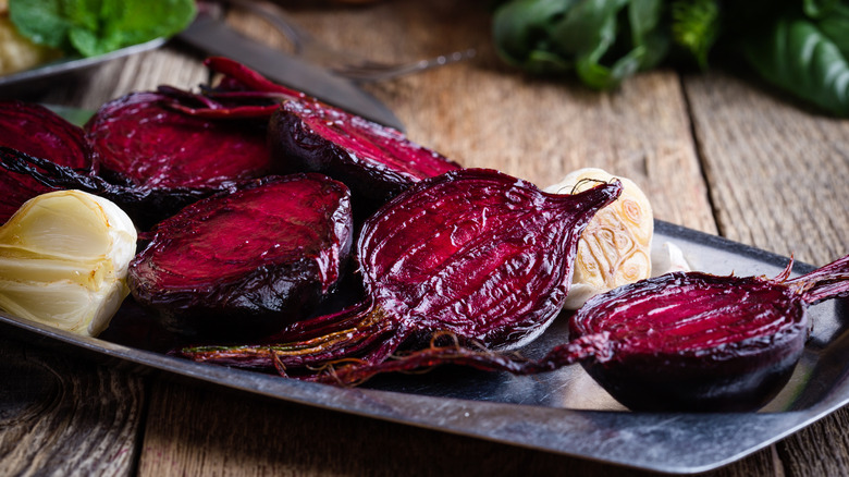 Halved roasted beets with garlic 