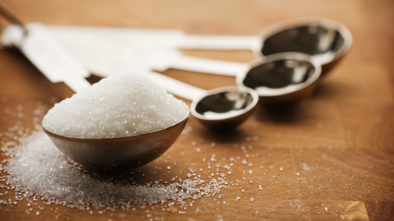 granulated sugar in measuring spoon