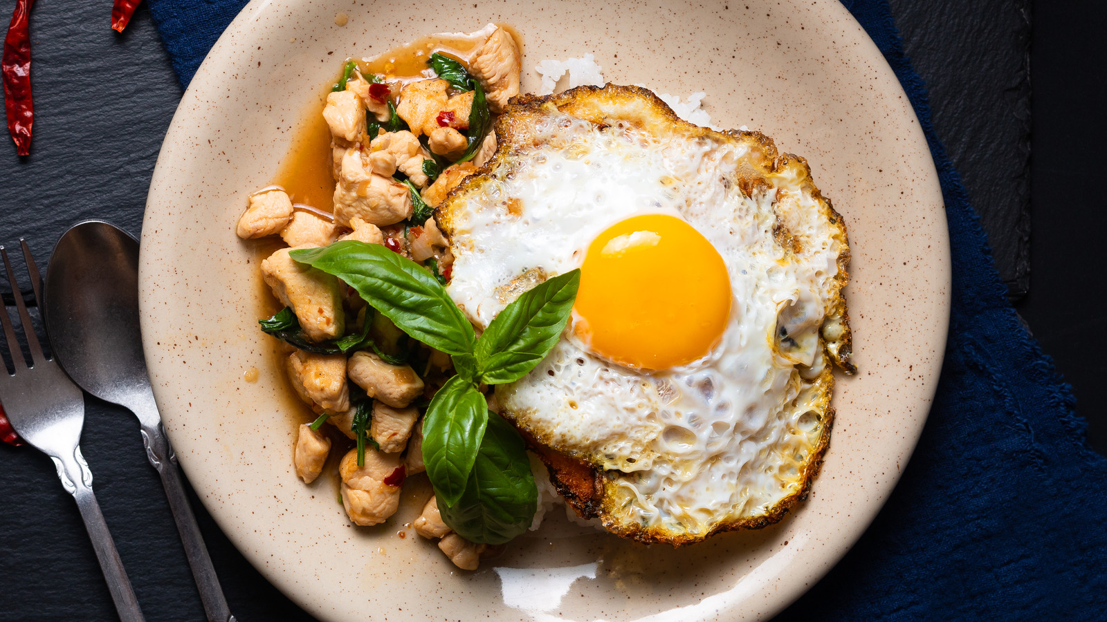 https://www.tastingtable.com/img/gallery/the-best-way-to-get-truly-crispy-fried-eggs/l-intro-1663277884.jpg