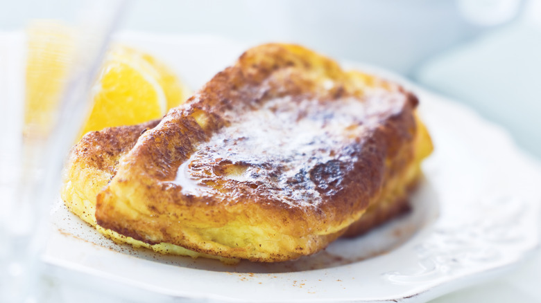 French toast with powdered sugar