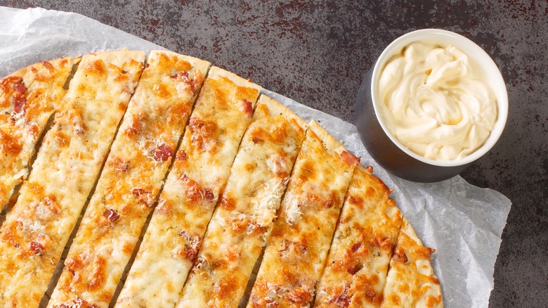 pizza with garlic sauce