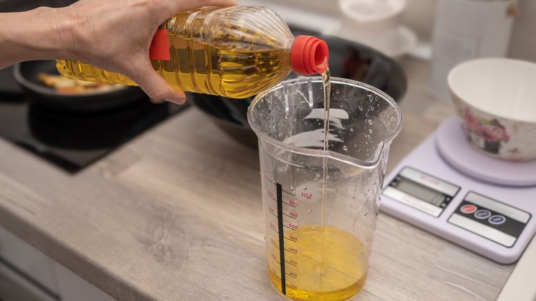 Measuring oil for baking