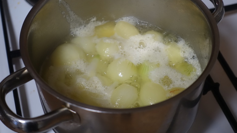 Blanching pearl onions in boiling water