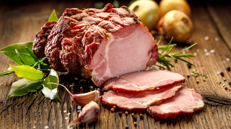 sliced ham with herbs and onions