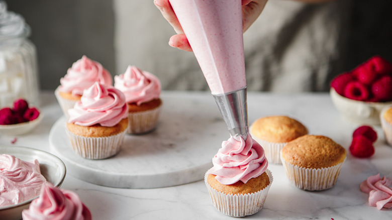 frosting cupcakes