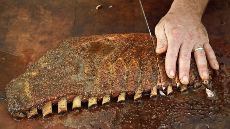 aaron franklin slices pork ribs