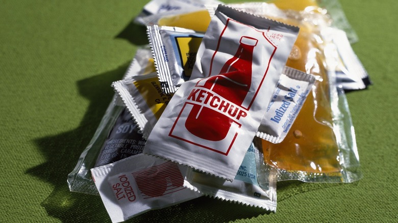 A pile of sauce packets