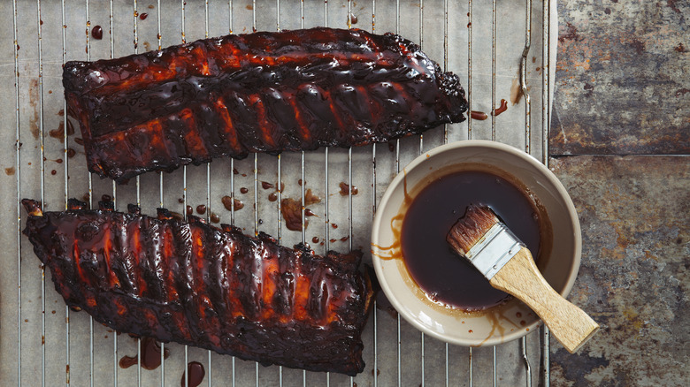 BBQ ribs and sauce