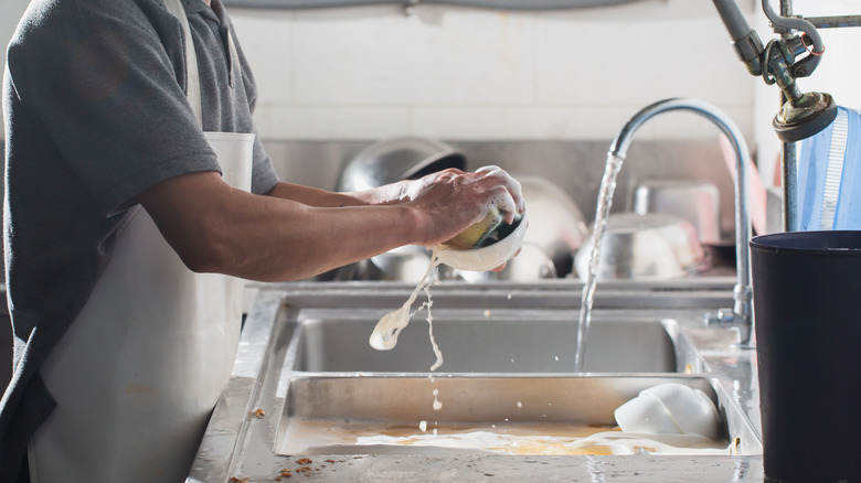 https://www.tastingtable.com/img/gallery/the-best-way-to-wash-your-dishes-when-you-dont-have-running-water/intro-1662568724.jpg