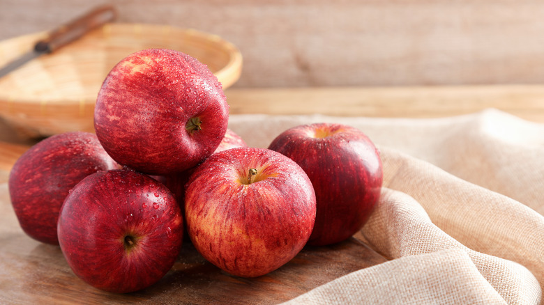 Apples on a burlap cloth