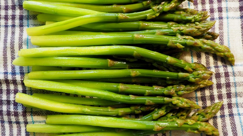 asparagus lying on kitchen towel