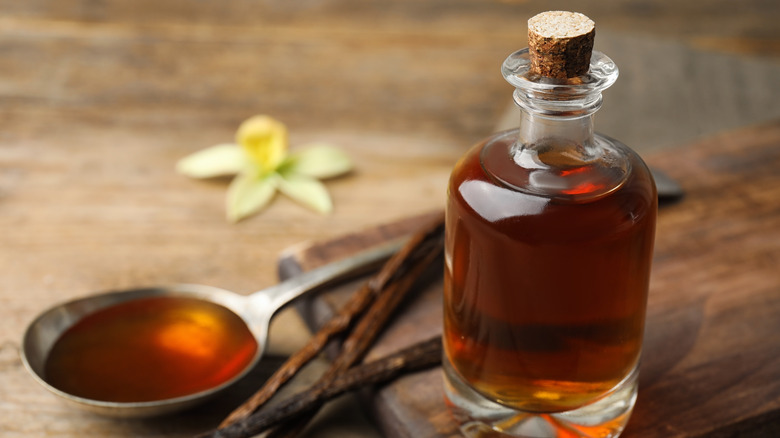 Vanilla extract in measuring spoon