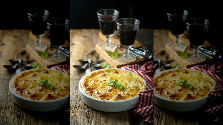 Shepherd's pie with two glasses of wine