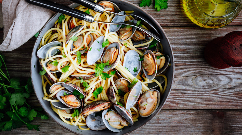 spaghetti alle vongole in bowl