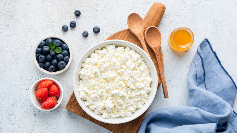 Cottage cheese served with fruit