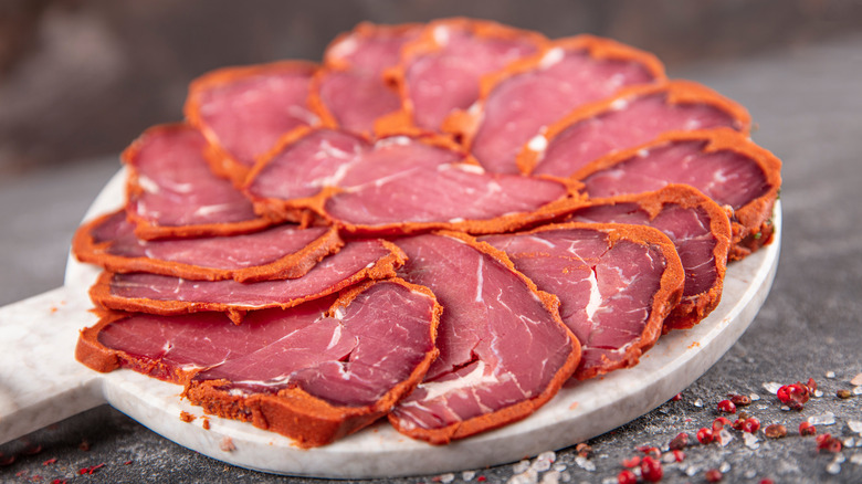 sliced pastirma on serving platter